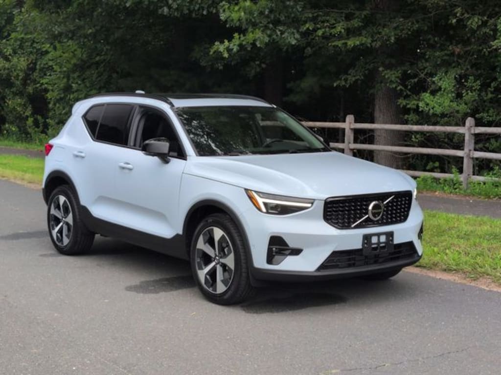 New 2026 Volvo XC40 B5 Plus SUV