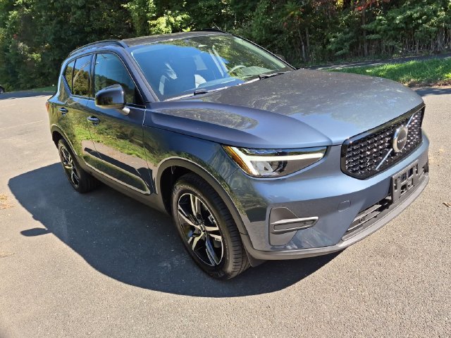 New 2026 Volvo XC40 B5 Core SUV