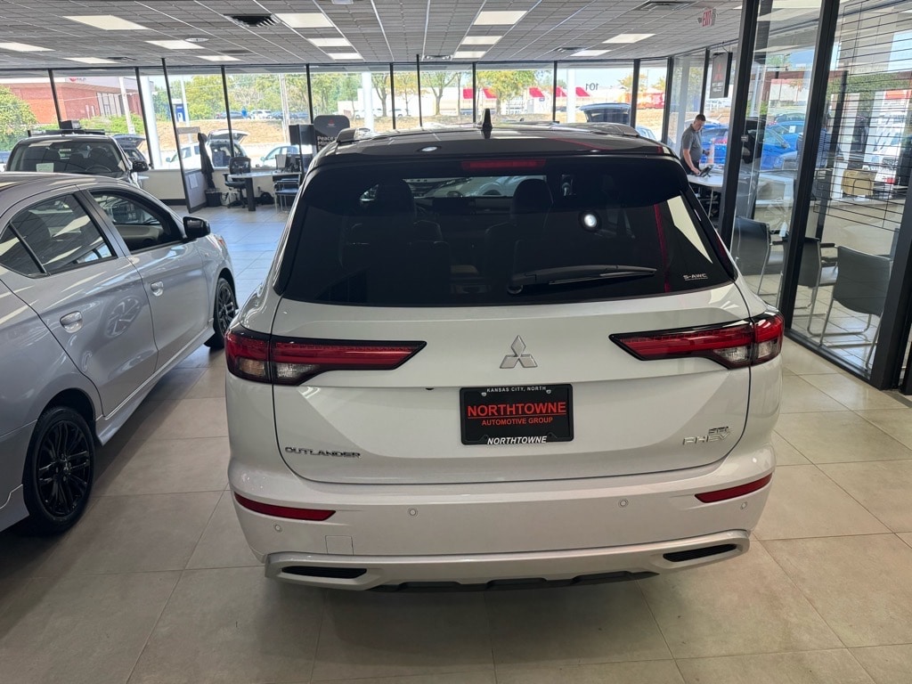 2025 Mitsubishi Outlander Plug-in Hybrid SEL - Photo 3