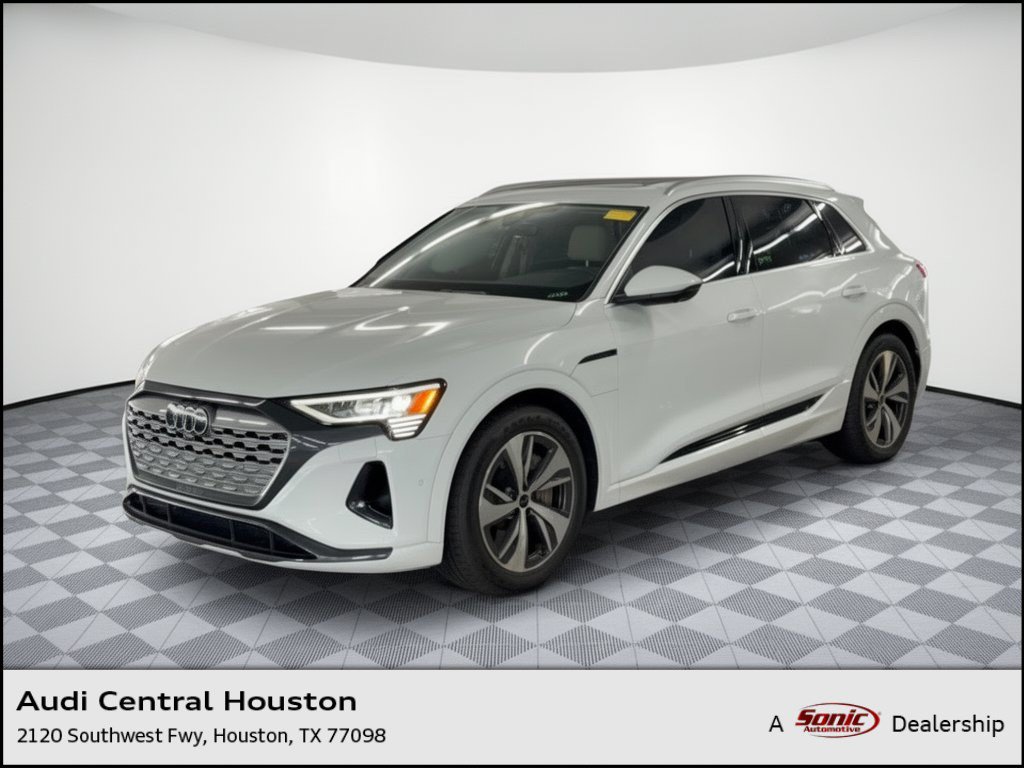  Audi Q8 e-tron