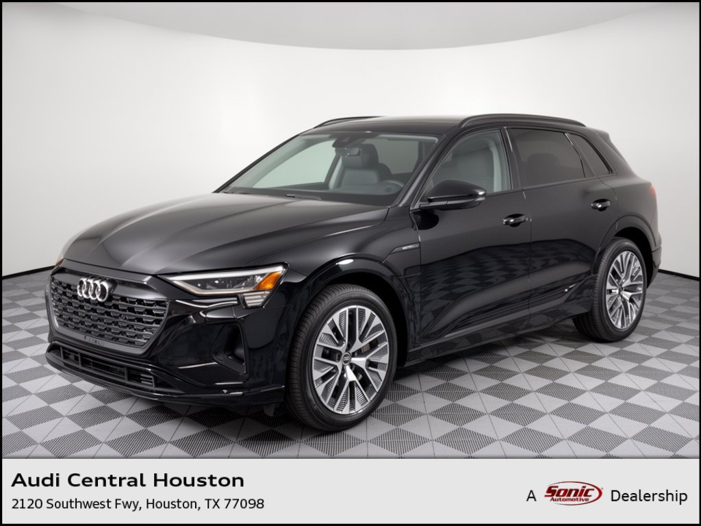  Audi Q8 e-tron