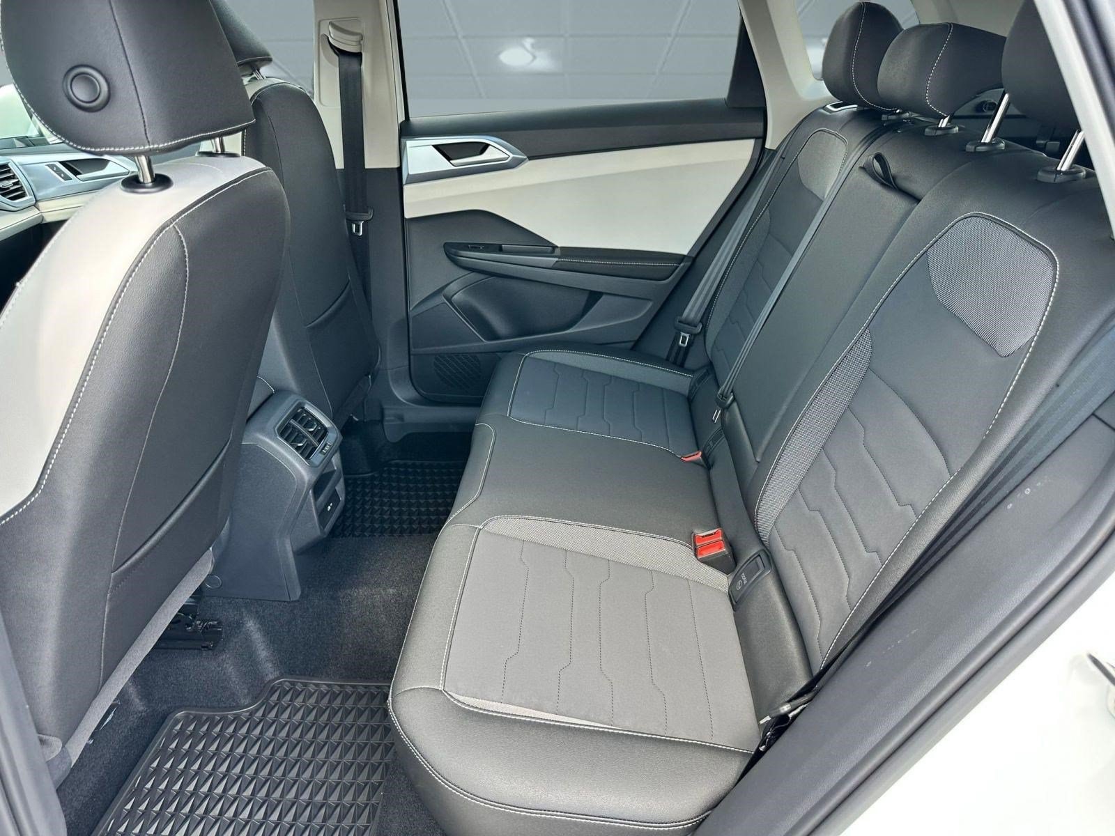 2025 Volkswagen Taos SE - Photo 12