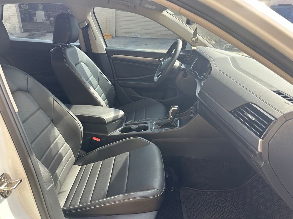 Used 2024 Volkswagen Jetta 1.5T SE Sedan