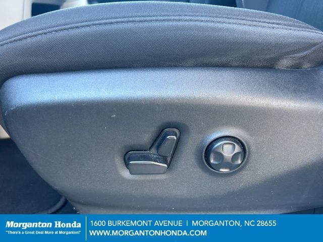 2023 Chrysler Voyager LX - Photo 15