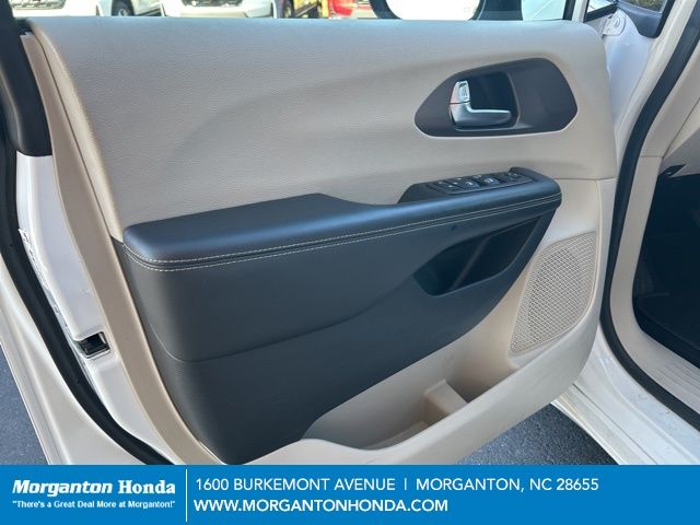 2023 Chrysler Voyager LX - Photo 11