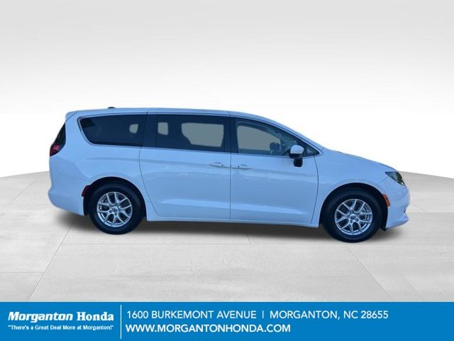 2023 Chrysler Voyager LX - Photo 9