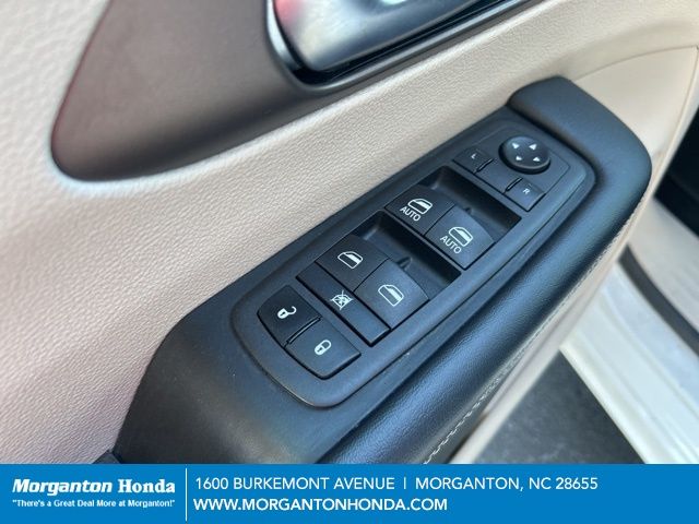 2023 Chrysler Voyager LX - Photo 14