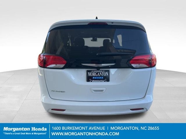 2023 Chrysler Voyager LX - Photo 7