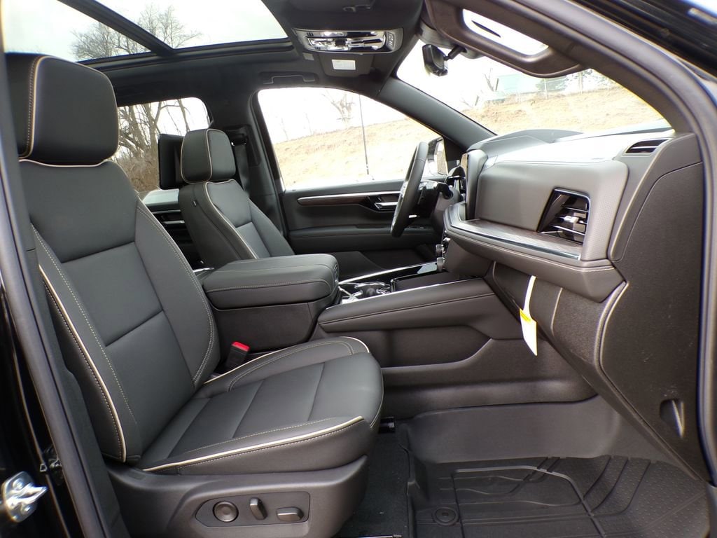 2026 Chevrolet Suburban Premier - Photo 17