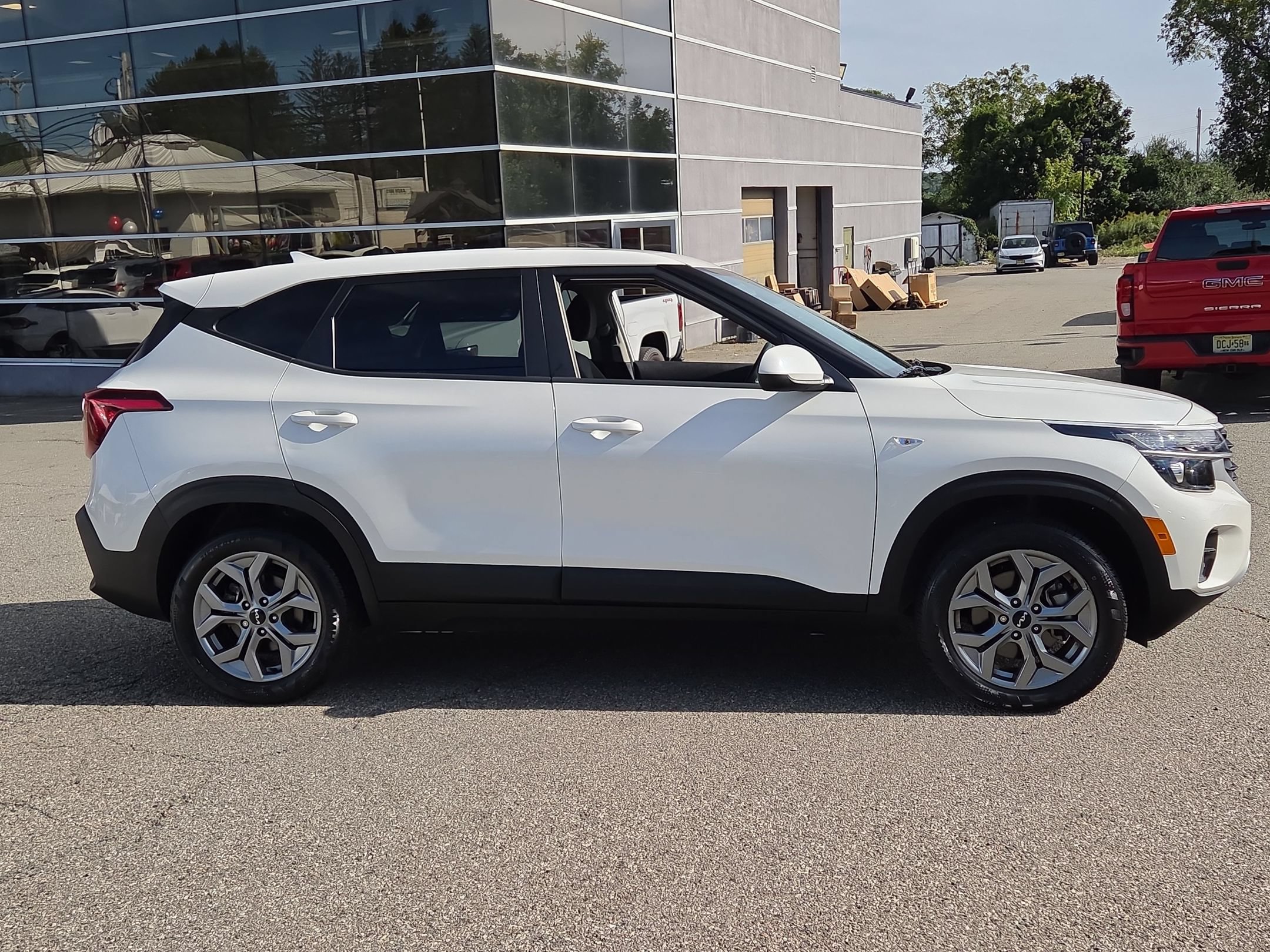 Used 2024 Kia Seltos LX SUV