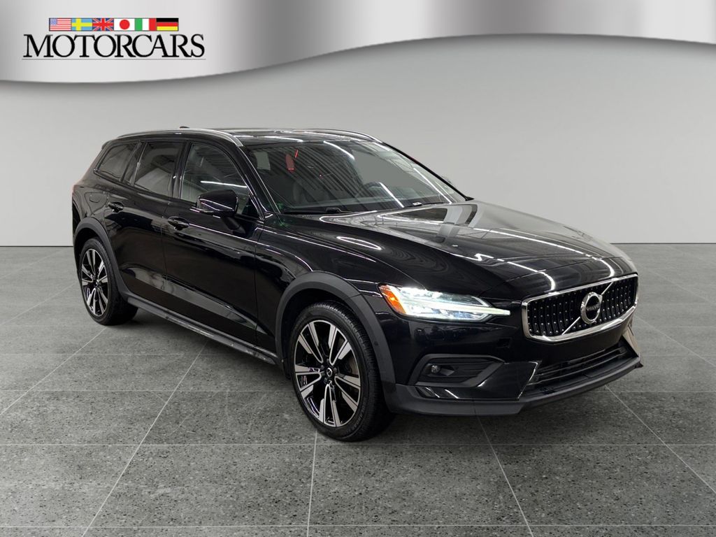 2022 Volvo V60 Cross Country Base
