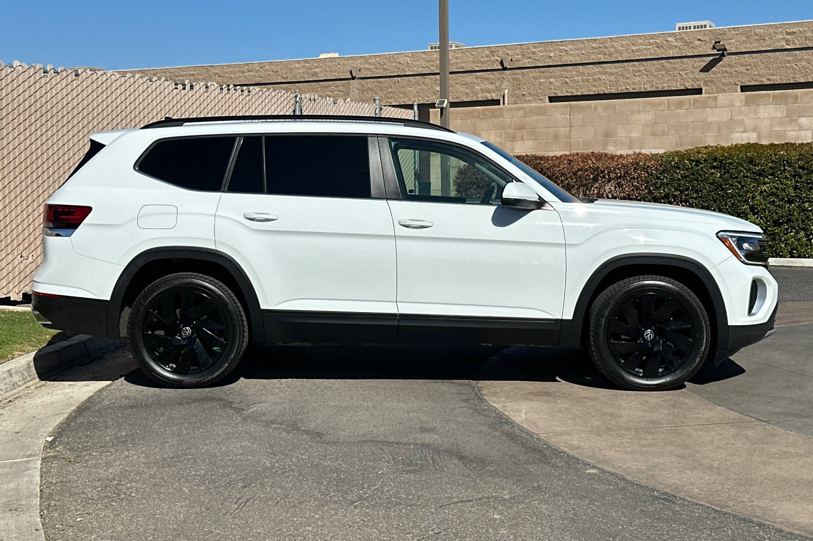 Used 2024 Volkswagen Atlas 2.0T SE w/Technology SUV
