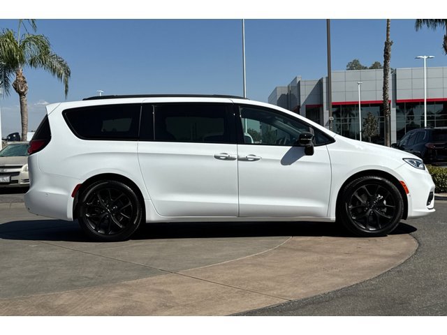 Used 2024 Chrysler Pacifica Limited Van Passenger Van