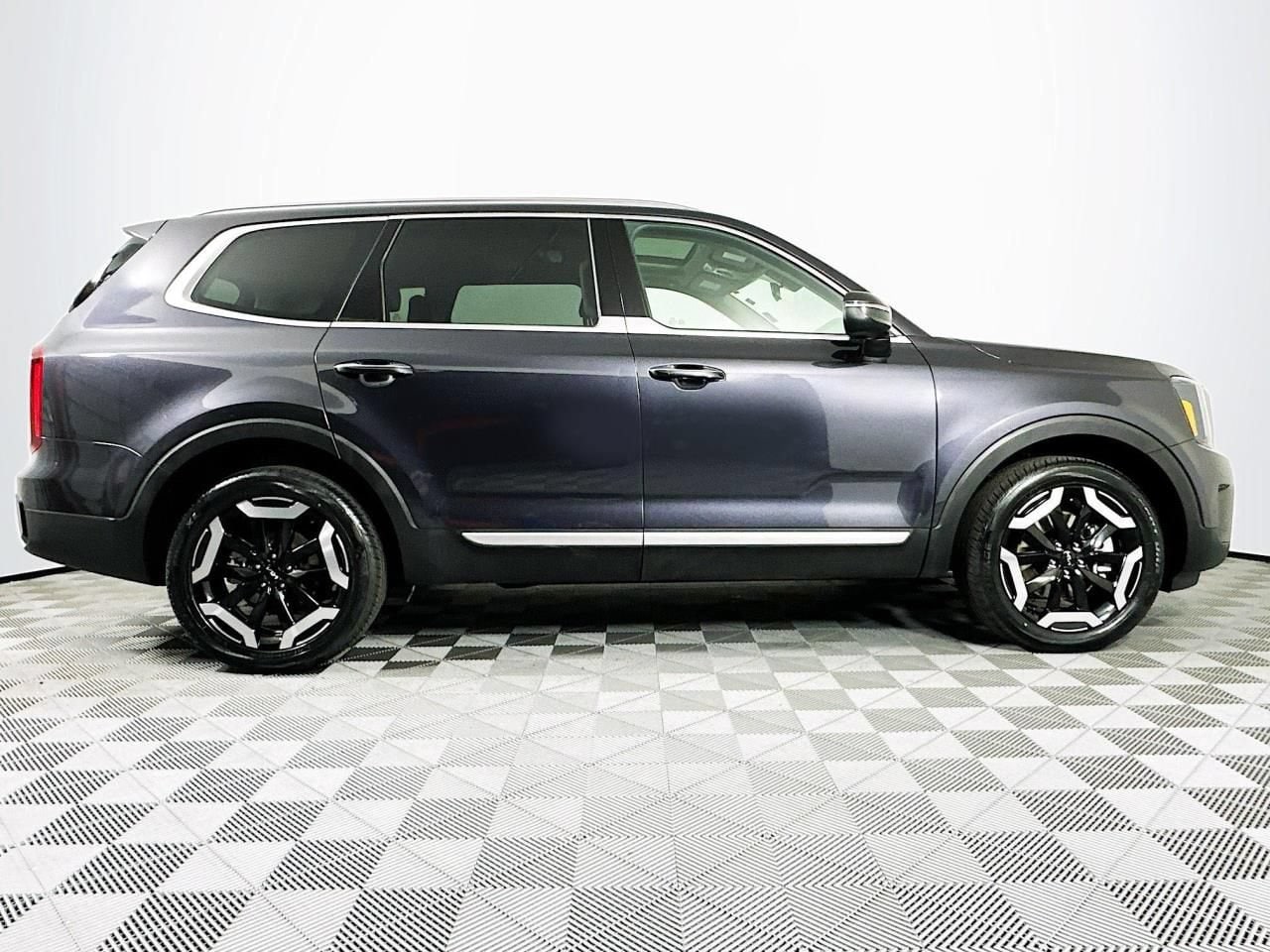 2025 Kia Telluride S - Photo 28