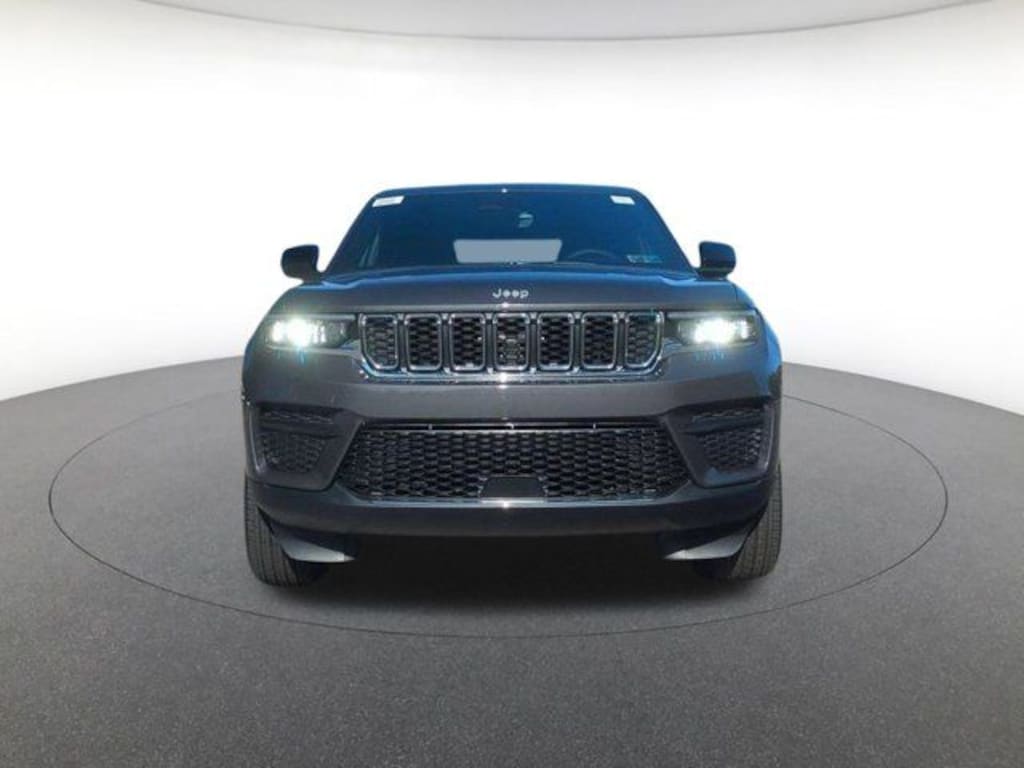 New 2026 Jeep Grand Cherokee Laredo Sport Utility