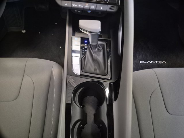 2025 Hyundai Elantra SEL - Photo 13