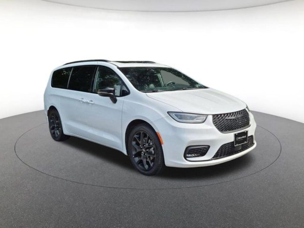 Used 2025 Chrysler Pacifica Limited Minivan/Van