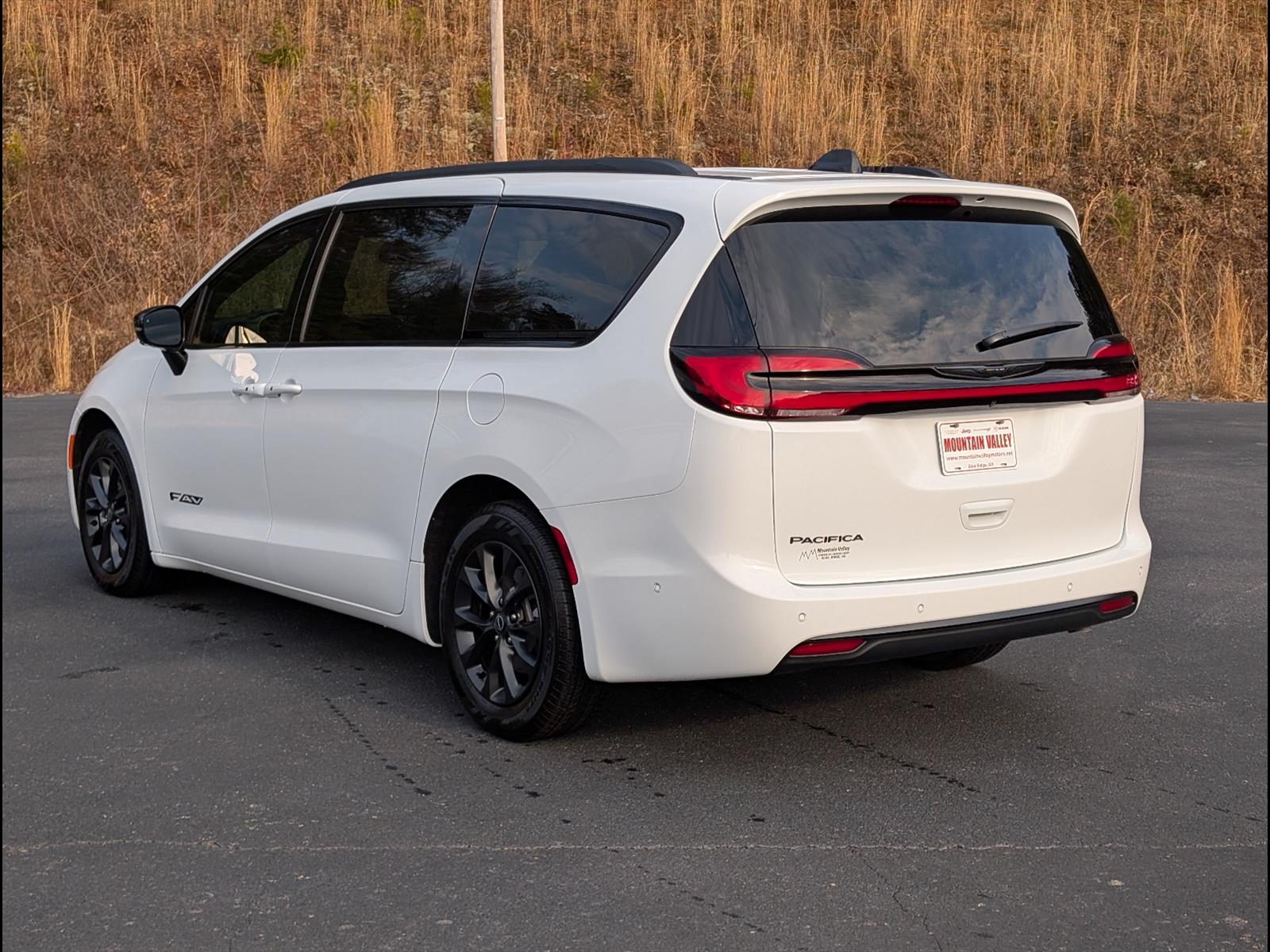 2025 Chrysler Pacifica Select - Photo 10