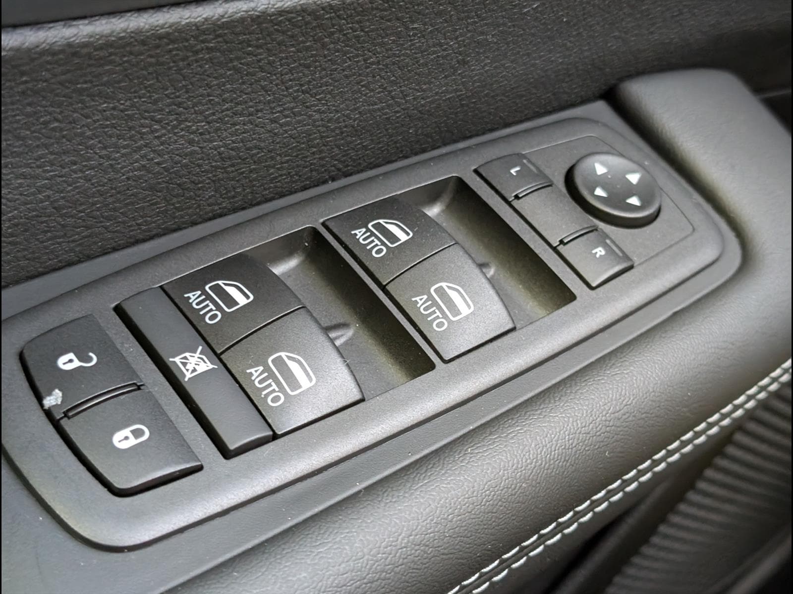 2025 Chrysler Pacifica Select - Photo 13