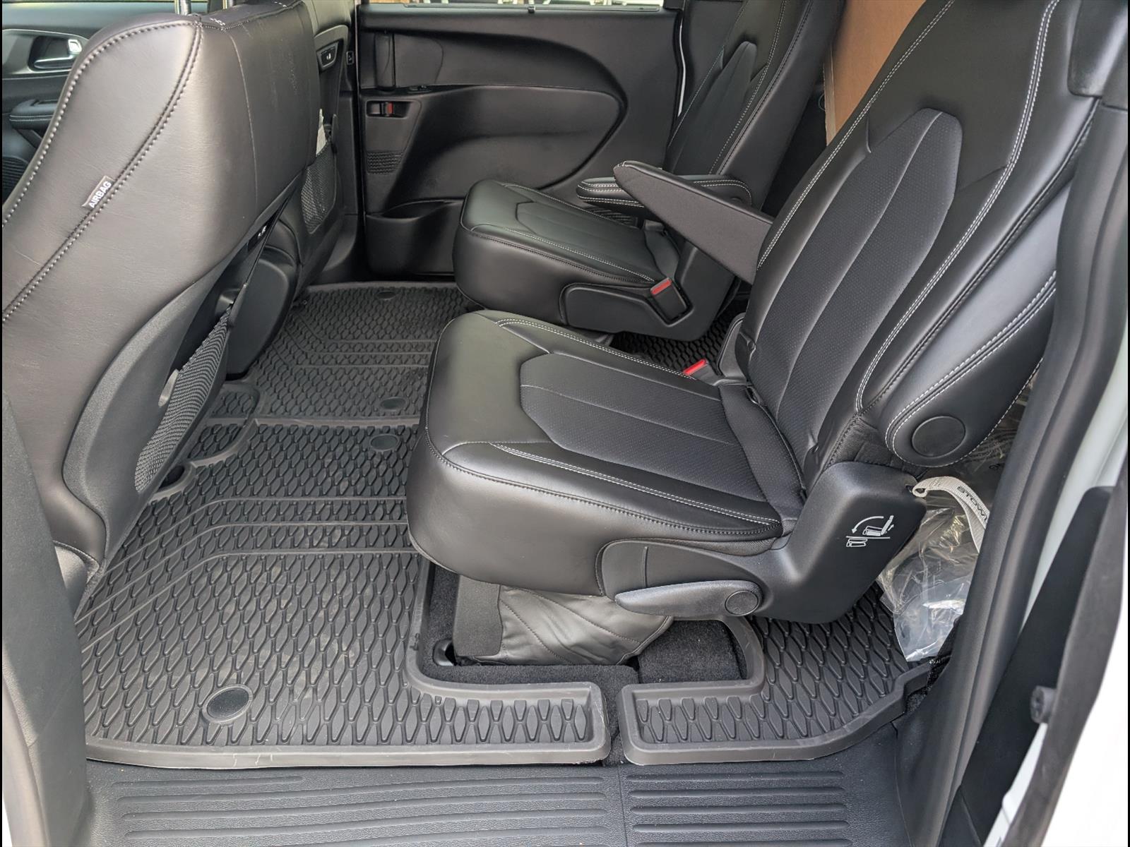 2025 Chrysler Pacifica Select - Photo 11