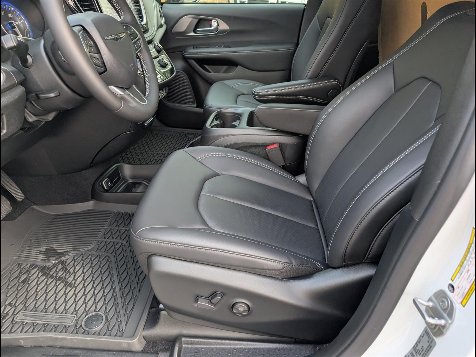 2025 Chrysler Pacifica Select - Photo 12