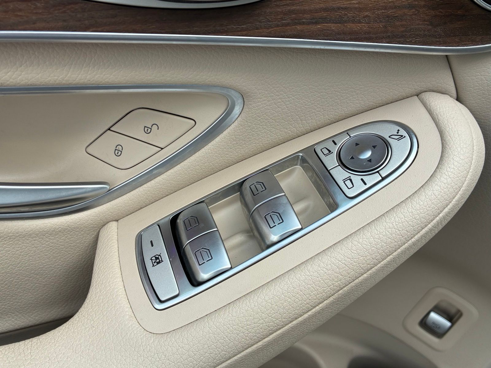 2022 Mercedes-Benz GLC GLC300 - Photo 13