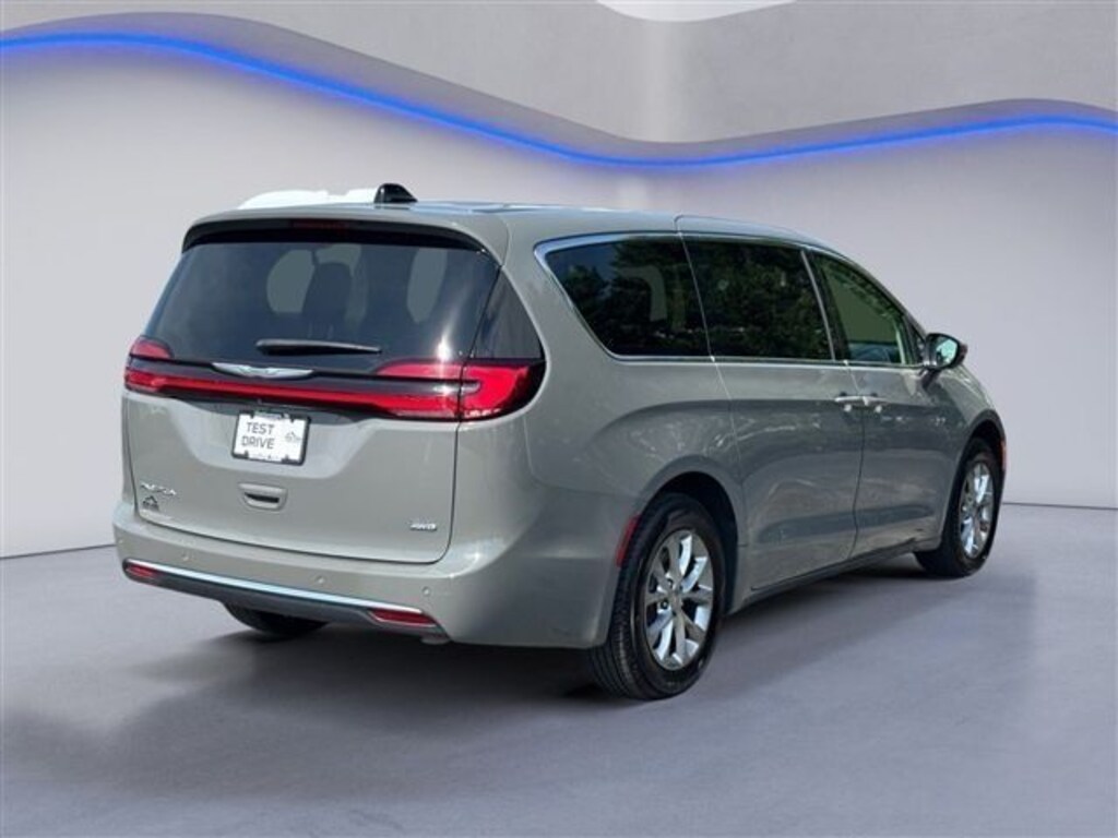 Certified 2023 Chrysler Pacifica Touring L Minivan/Van