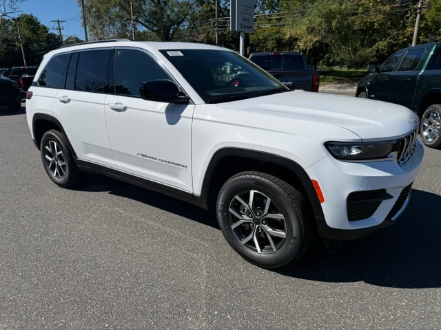 2027 Jeep Grand Cherokee Laredo