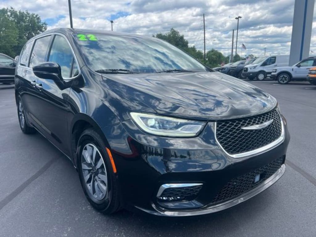 Used 2022 Chrysler Pacifica Hybrid Touring L Minivan/Van