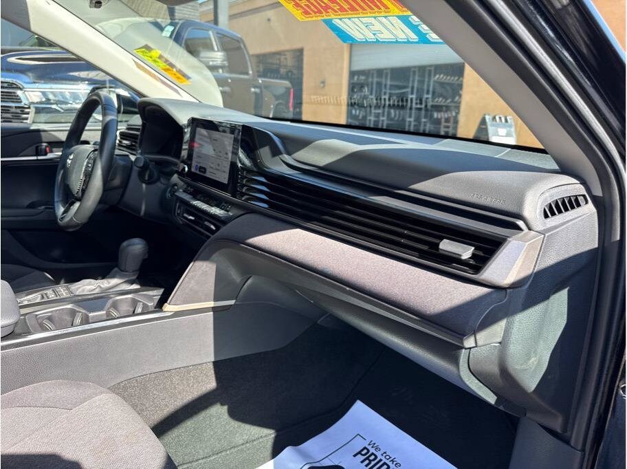 2025 Toyota Camry LE - Photo 13