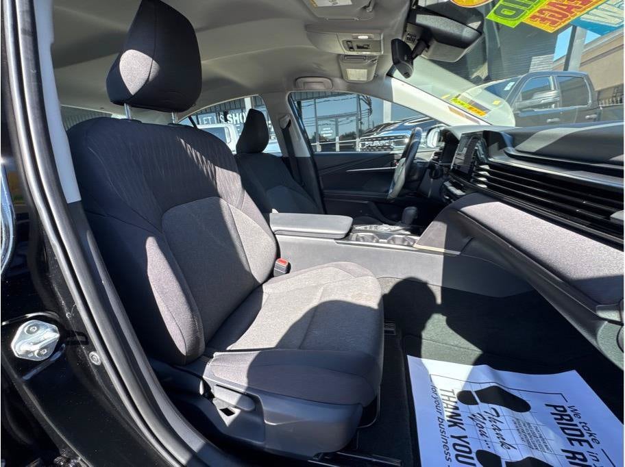 2025 Toyota Camry LE - Photo 14