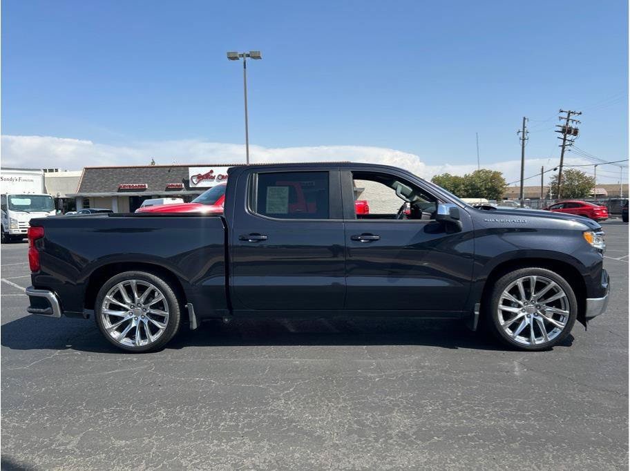 2022 Chevrolet Silverado 1500 LT - Photo 2