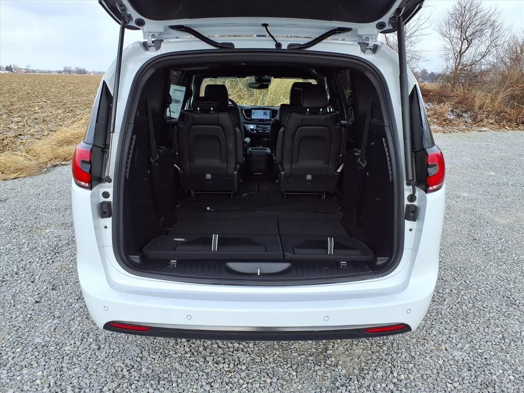 2026 Chrysler Pacifica Select - Photo 30