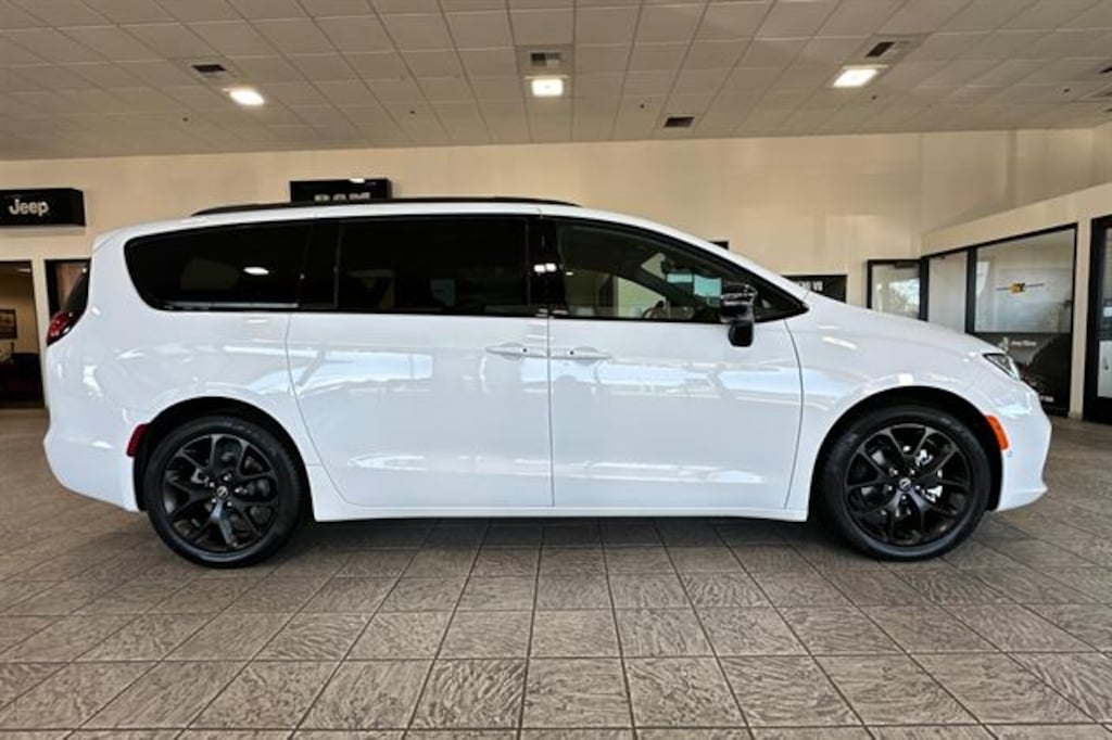 New 2026 Chrysler Pacifica LIMITED Passenger Van