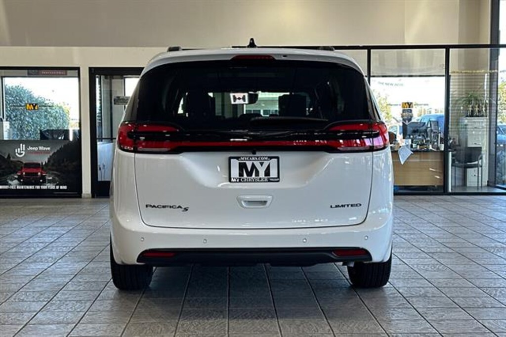 New 2026 Chrysler Pacifica LIMITED Passenger Van