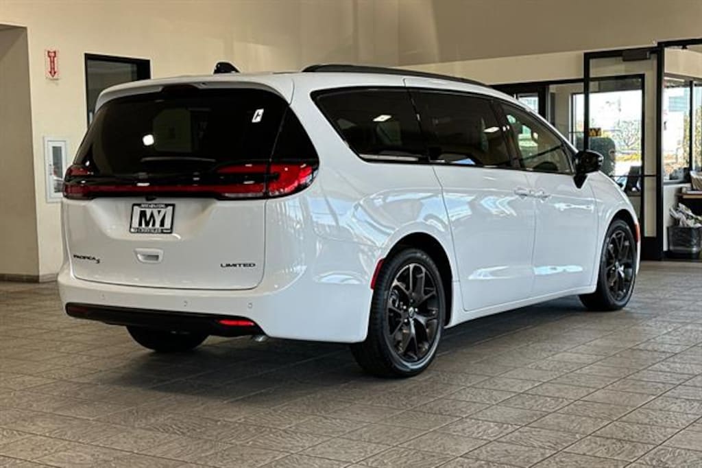 New 2026 Chrysler Pacifica LIMITED Passenger Van