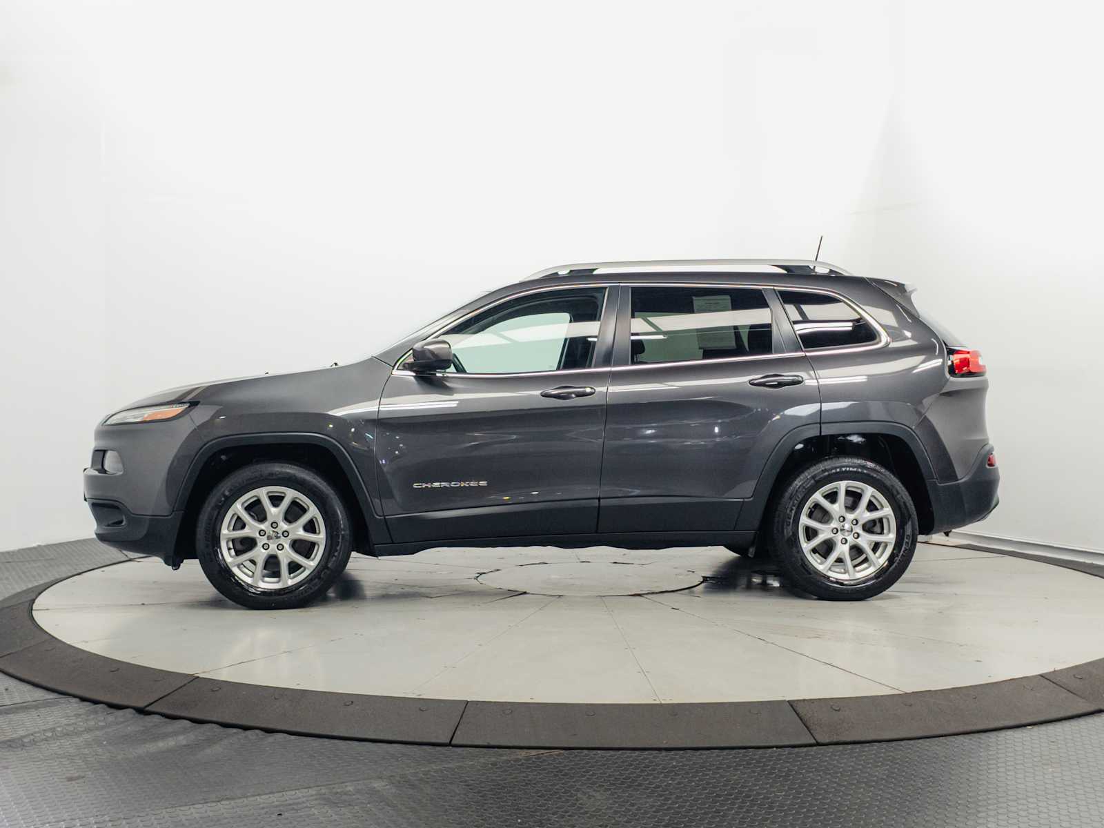 Used 2016 Jeep Cherokee Latitude with VIN 1C4PJMCS5GW246176 for sale in Schaumburg, IL