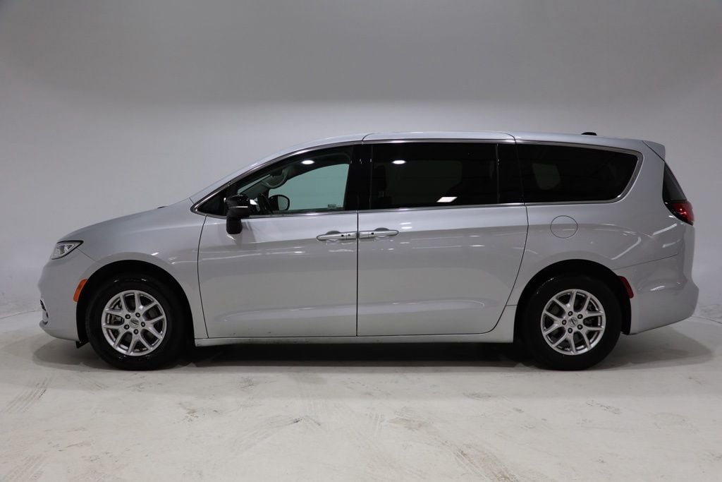 Used 2024 Chrysler Pacifica Touring L Minivan/Van