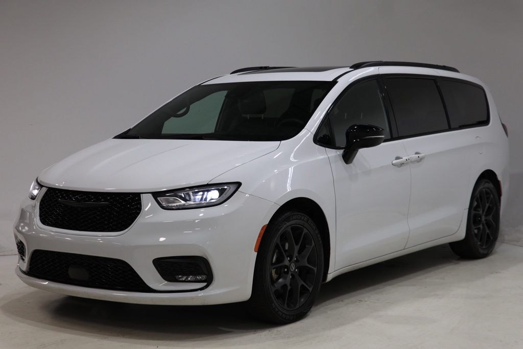 Used 2025 Chrysler Pacifica Limited Minivan/Van