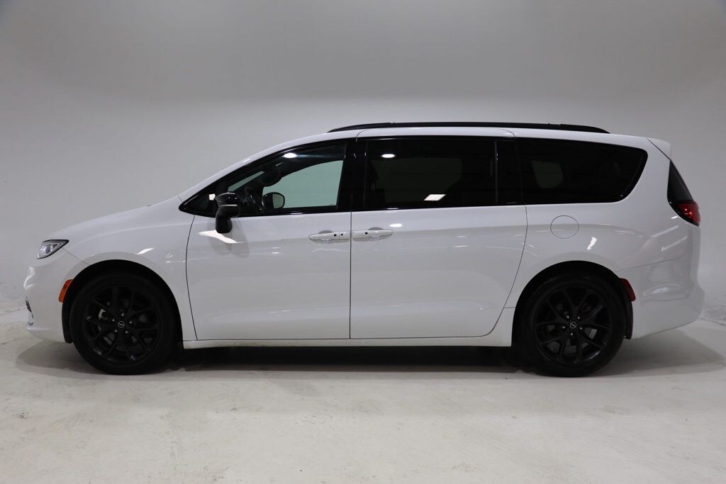 Used 2025 Chrysler Pacifica Limited Minivan/Van