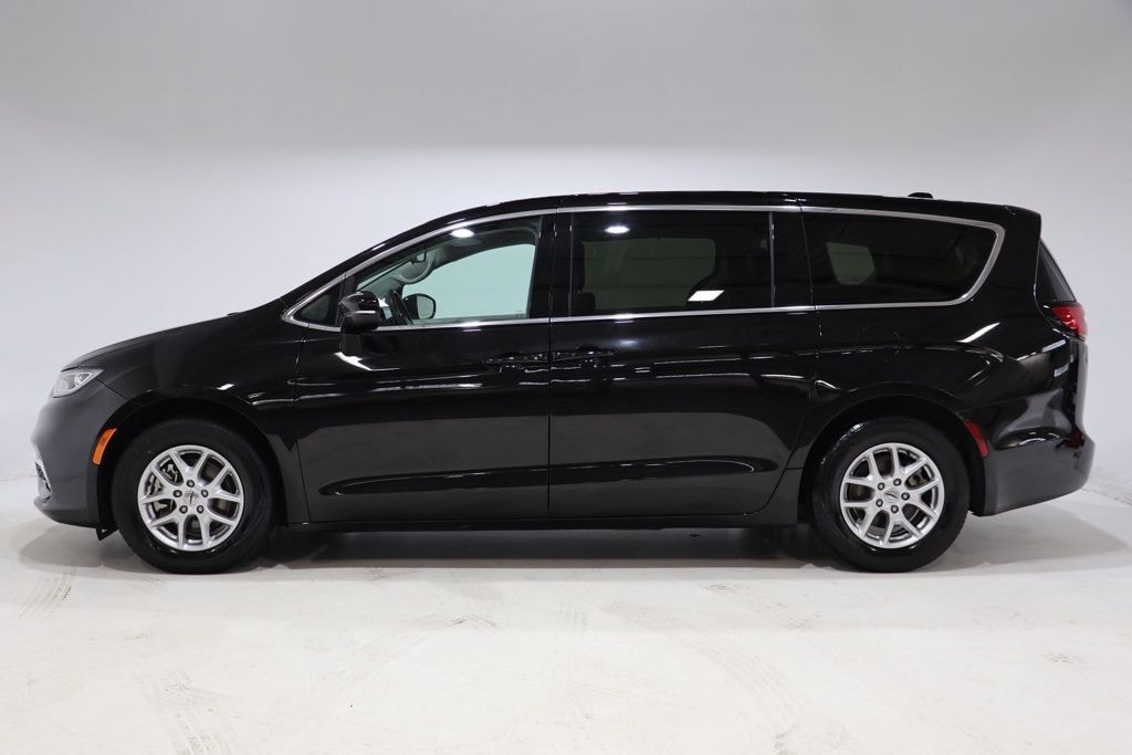 Used 2024 Chrysler Pacifica Touring L Minivan/Van