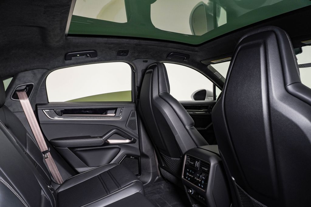 2026 Porsche Cayenne Coupe Turbo E-Hybrid - Photo 16