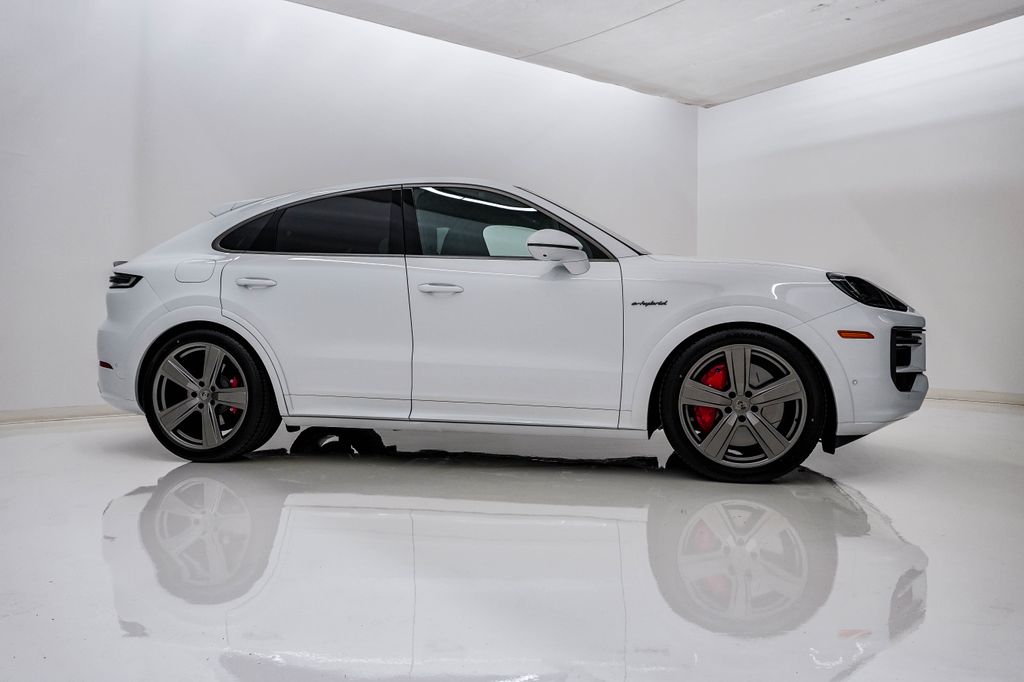 2026 Porsche Cayenne Coupe Turbo E-Hybrid - Photo 9