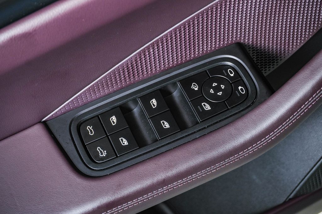 2025 Porsche Macan Base - Photo 26