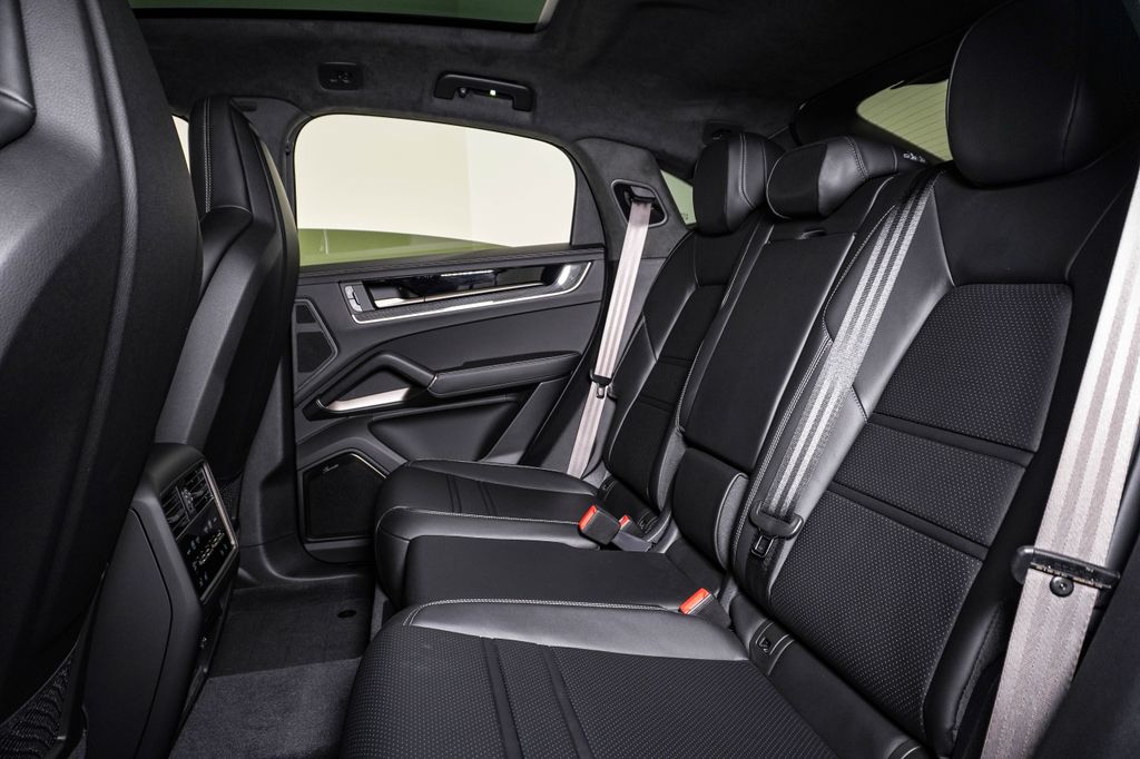 2026 Porsche Cayenne Coupe Turbo E-Hybrid - Photo 17