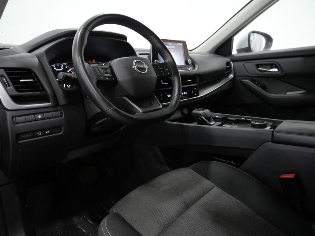 2025 Nissan Rogue SV - Photo 11