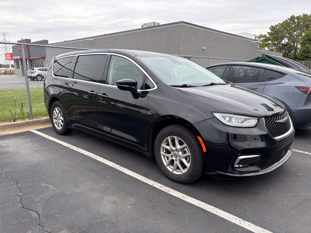 Used 2024 Chrysler Pacifica Touring L Minivan/Van