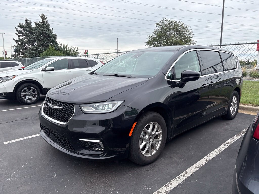 Used 2024 Chrysler Pacifica Touring L Minivan/Van