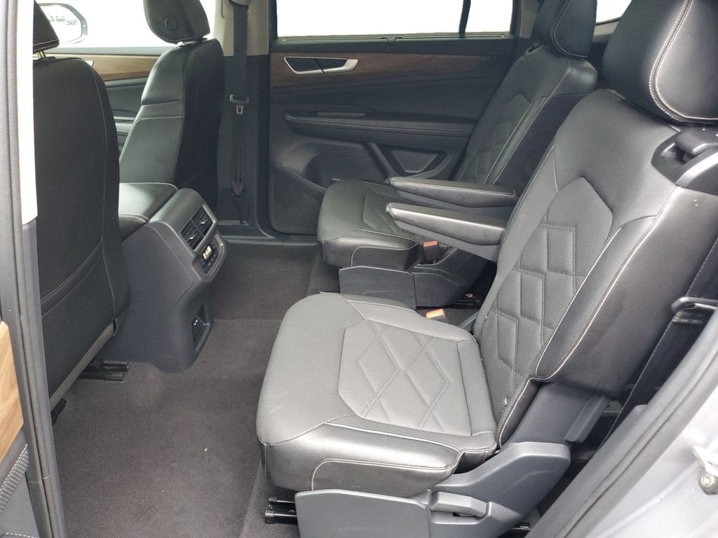 2024 Volkswagen Atlas SE w/Tech - Photo 25