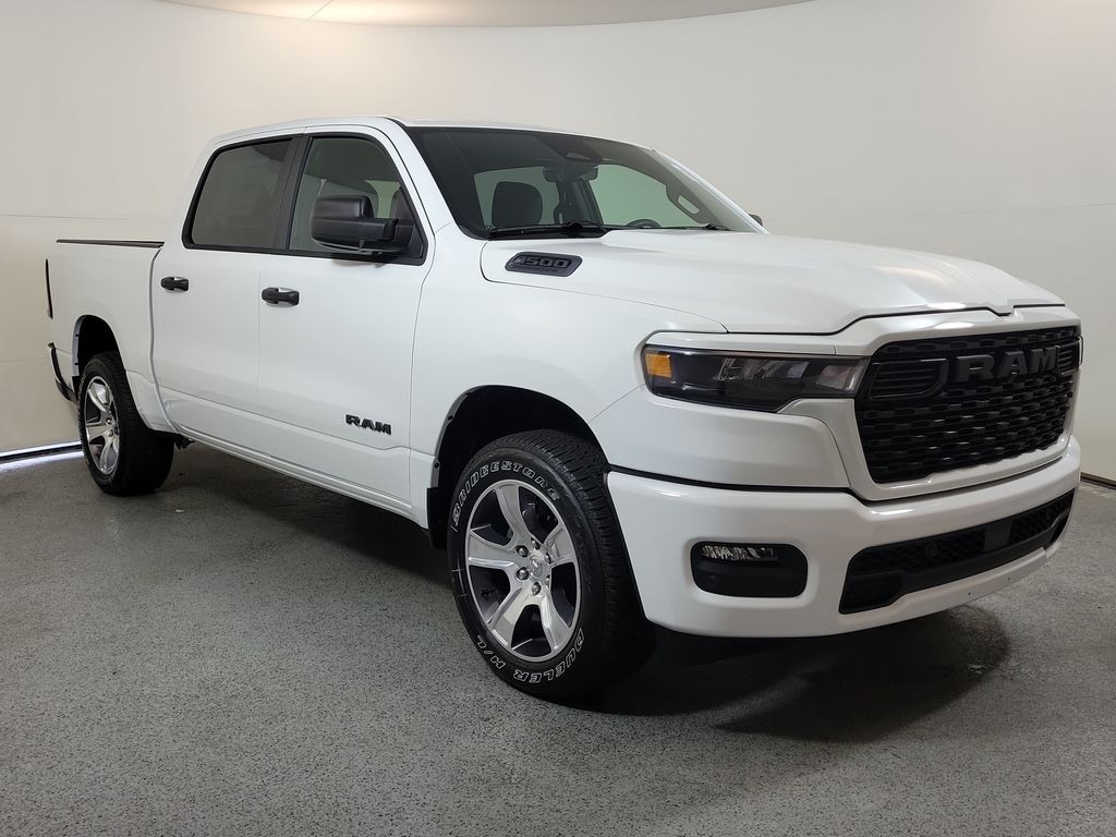 New 2026 Ram 1500 EXPRESS CREW CAB 4X4 5'7 BOX Pickup